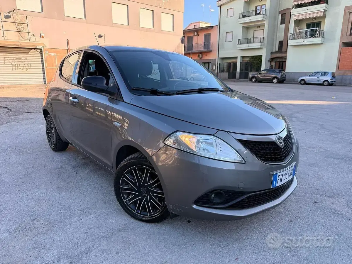 Usata Lancia Ypsilon 95 CV (69 kW) 2018 Grigio Utilitaria