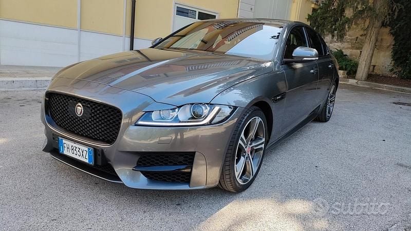 Usata Jaguar XF R-Sport 180 CV (132 kW) 2017 Grigio Berlina