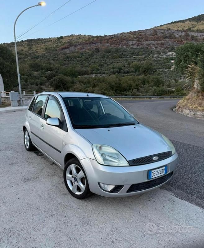 Usata Ford Fiesta 53 CV (38 kW) 2005 Grigio Utilitaria