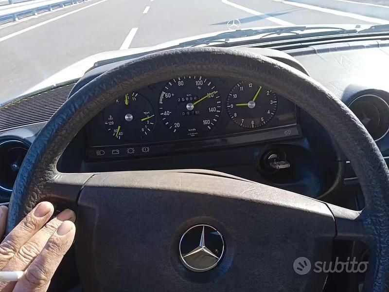 Usata Mercedes 200 60 CV (44 kW) 1980 Grigio Berlina