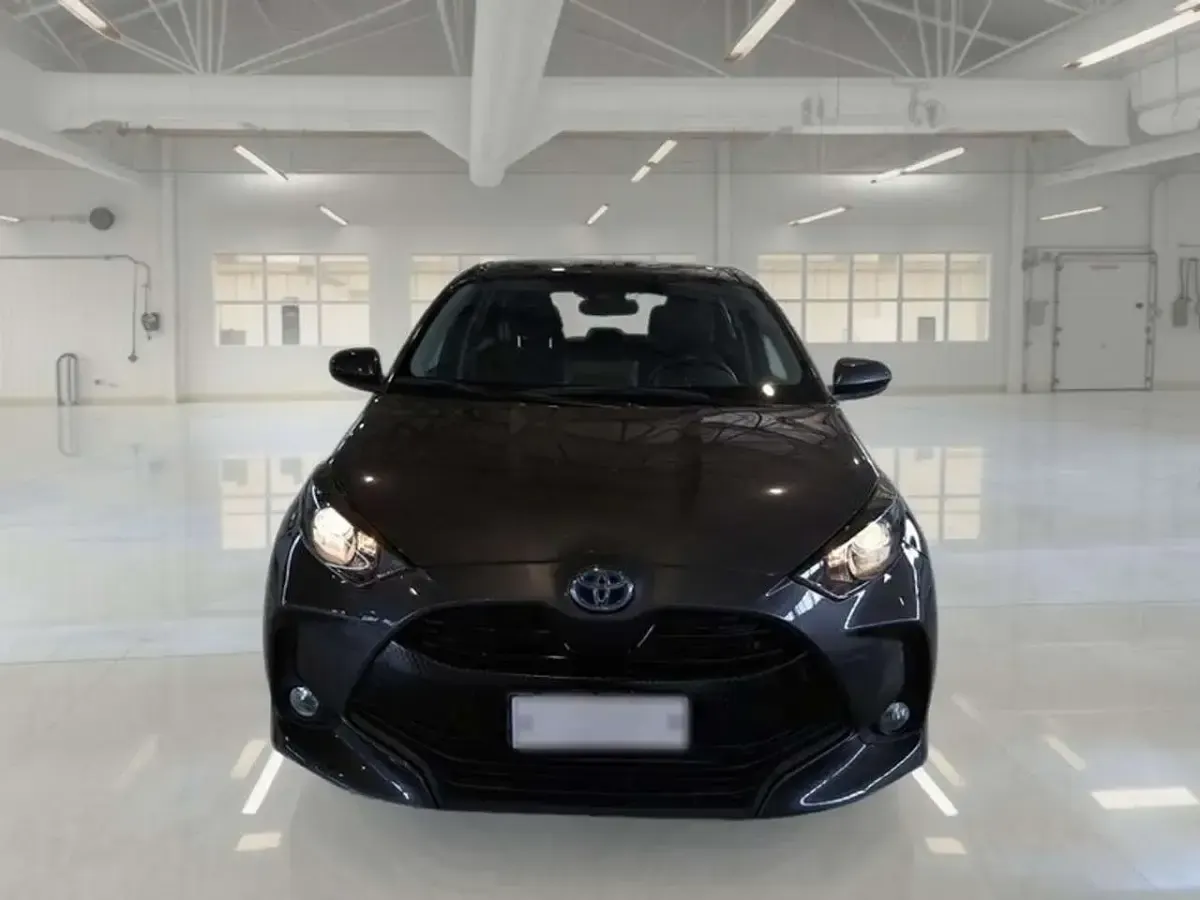 Usata Toyota Yaris Hybrid Business Edition 92 CV (67 kW) 2021 Grigio Berlina