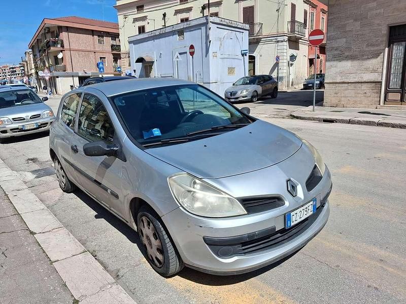 Usata Renault Clio II Authentique 75 CV (55 kW) 2006 Argento Berlina