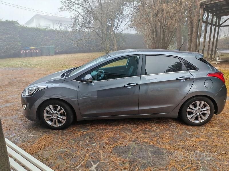 Grigio Usata 2014 Hyundai i30 GO! Tre volumi | 8000 € (Buon prezzo) - Immagine 1/4