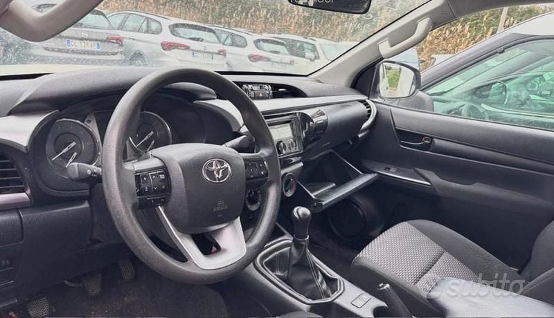 Second-hand Toyota HiLux Comfort 150 CP (110 kW) 2021 Alb Pickup