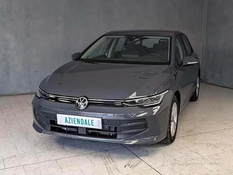 Usata VW Golf VIII Life 116 CV (85 kW) 2025 Grigio Berlina