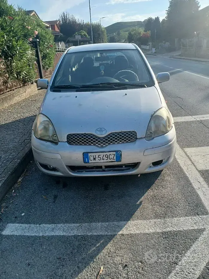 Usata Toyota Yaris 75 CV (55 kW) 2005 Grigio Berlina