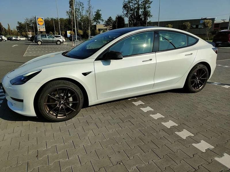 Usata 2023 Tesla Model 3 Standard Range Berlina | 25.000 € (Buon prezzo) - Immagine 1/4