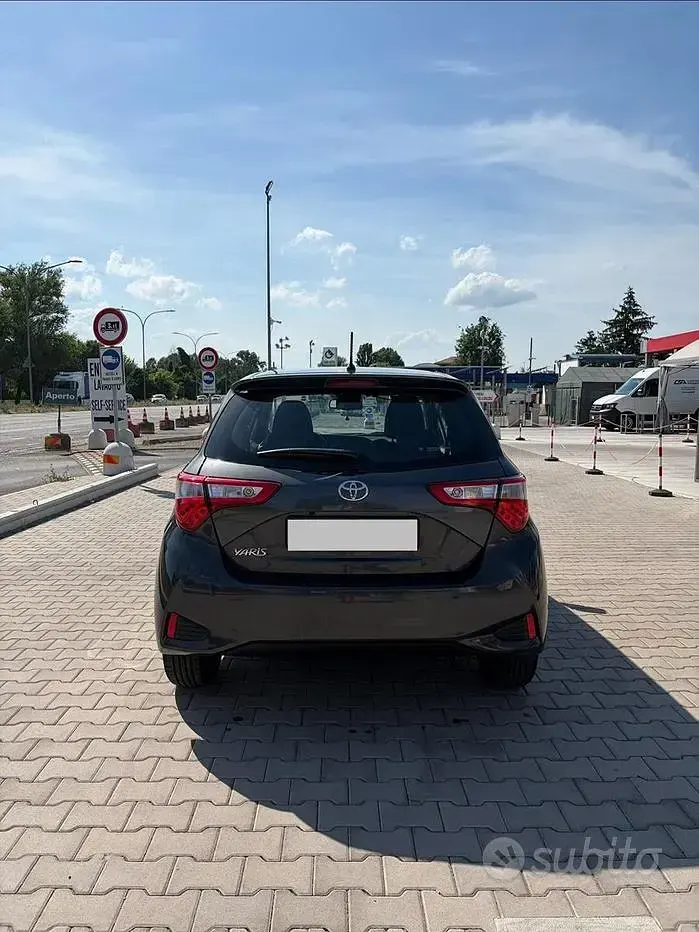 Usata Toyota Yaris 69 CV (50 kW) 2018 Grigio Utilitaria