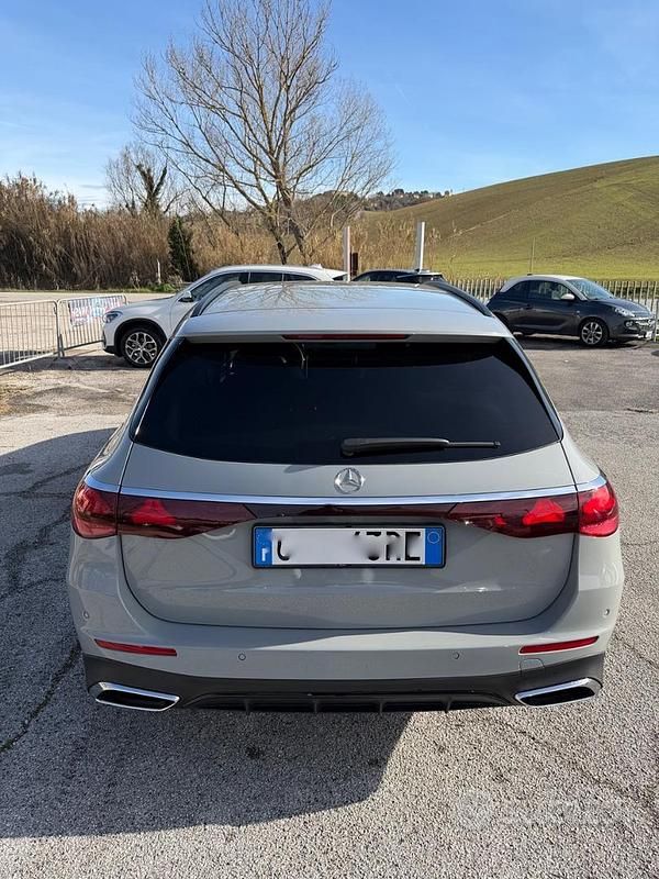 Gebraucht Mercedes E220 197 PS (144 kW) 2024 Grau Kombi