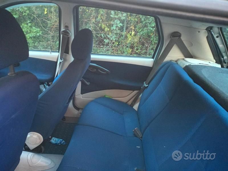 Grigio Usata 2003 Fiat Punto Tre volumi | 1200 € (Ottimo prezzo) - Immagine 1/4