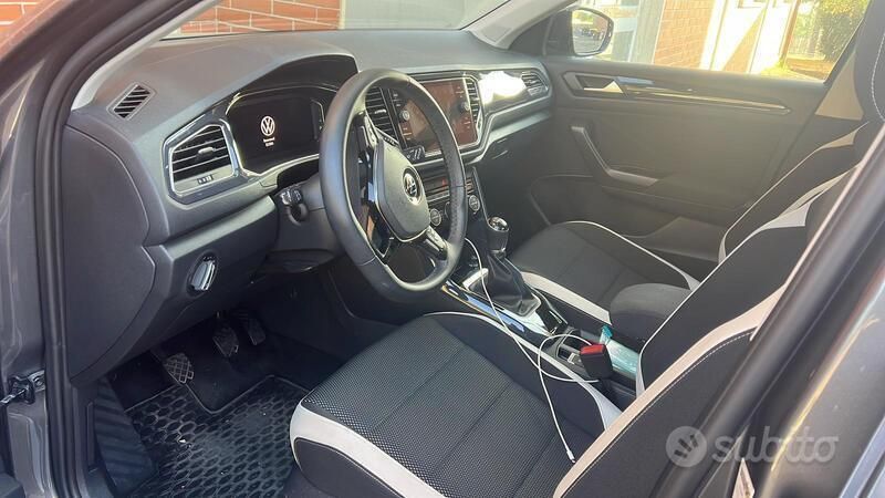 Usata VW T-Roc R-line 116 CV (85 kW) 2020 Grigio SUV