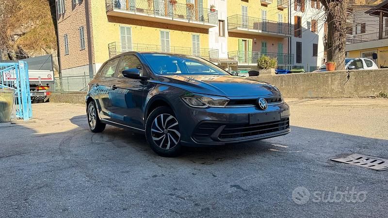 Grigio Usata 2022 VW Polo Tre volumi | 15.490 € (Ottimo prezzo) - Immagine 1/4