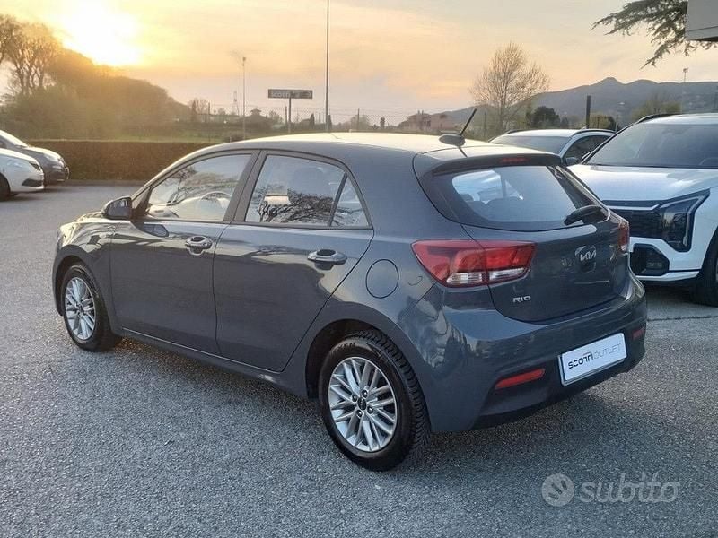 Usata Kia Rio Style 101 CV (74 kW) 2022 Grigio Berlina