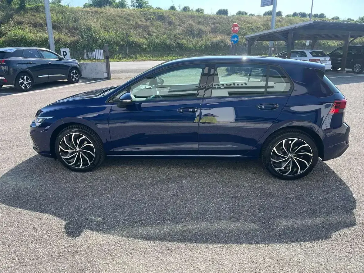 Usata VW Golf VIII Life 110 CV (80 kW) 2023 Atlantic blue Berlina