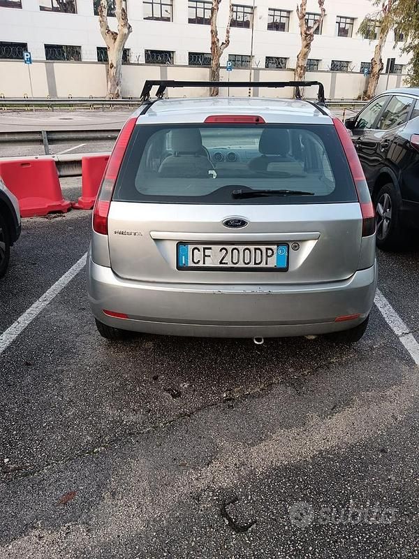 Usata Ford Fiesta 75 CV (55 kW) 2002 Grigio Utilitaria