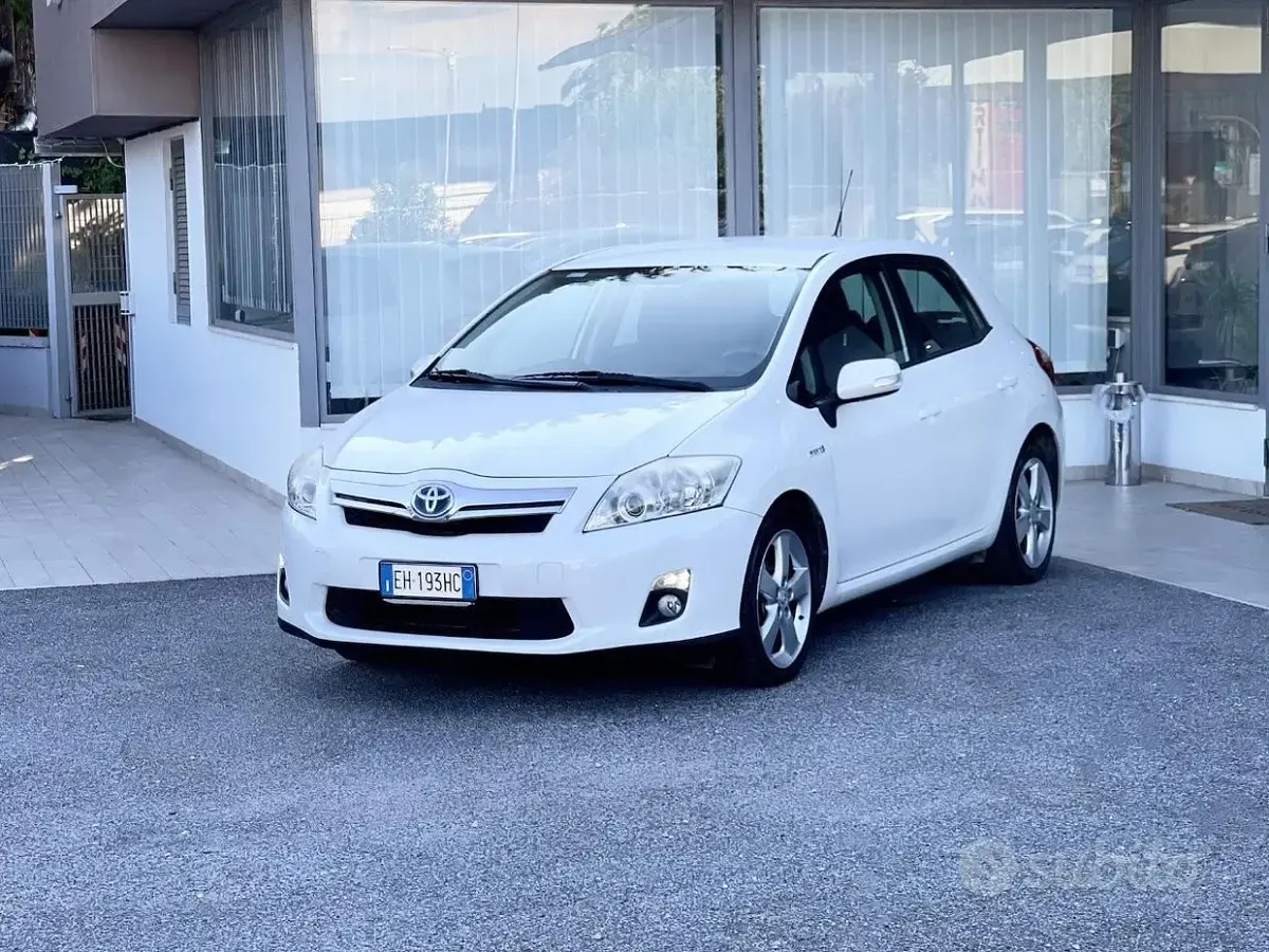 Usata Toyota Auris Hybrid 99 CV (72 kW) 2012 Bianco Berlina