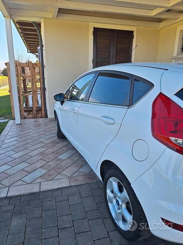Usata Ford Fiesta 70 CV (51 kW) 2011 Bianco Utilitaria