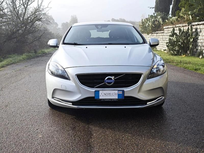 Usado Volvo V40 Momentum 115 CV (84 kW) 2014 Plateado Berlina