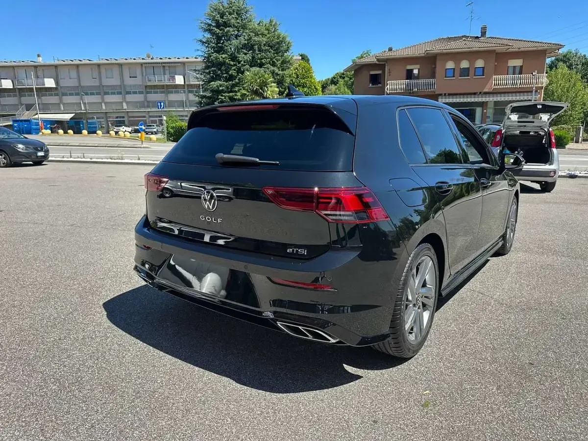 Usata VW Golf VIII R-line 150 CV (110 kW) 2024 Nero Berlina
