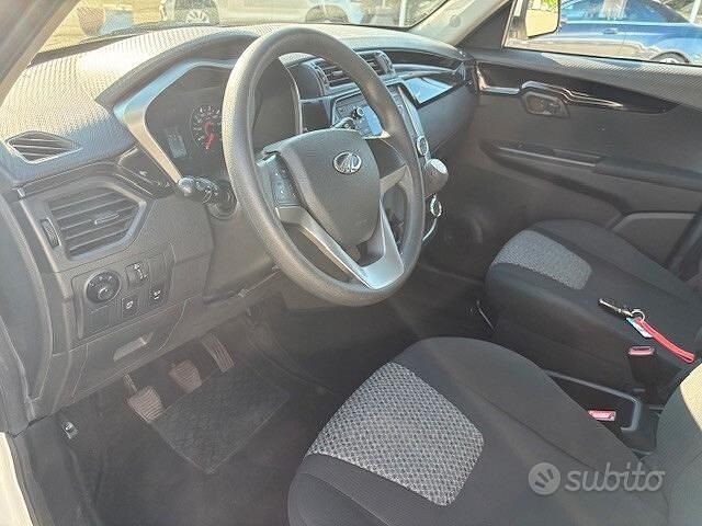 Usata Mahindra KUV100 83 CV (61 kW) 2018 Bianco SUV