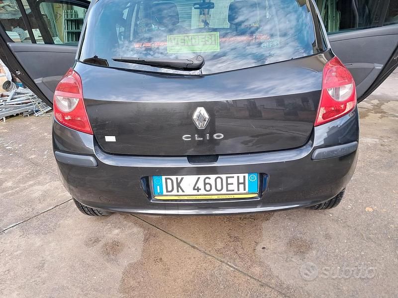 Usata Renault Clio II LE 86 CV (63 kW) 2007 Nero Berlina