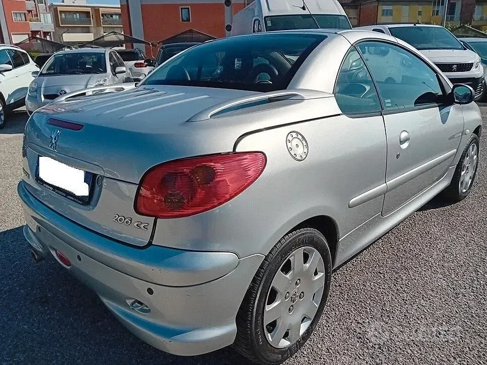 Usata Peugeot 206 CC 109 CV (80 kW) 2004 Grigio Cabrio