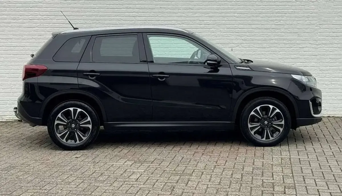 Second-hand Suzuki Vitara 102 CP (75 kW) 2024 Negru SUV