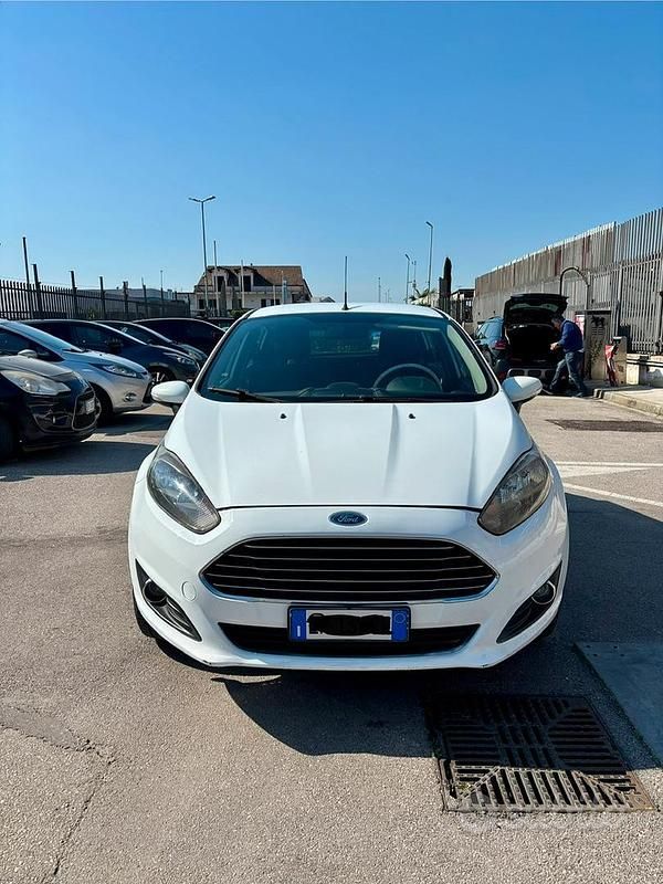 Usata Ford Fiesta 92 CV (67 kW) 2013 Bianco Utilitaria