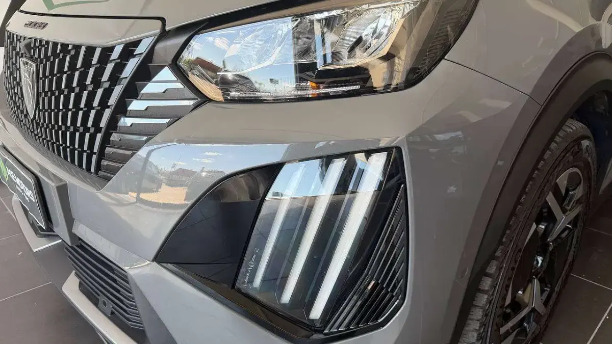 Usata Peugeot 2008 Allure 131 CV (96 kW) 2023 Grigio SUV
