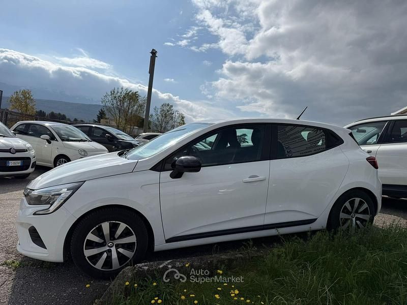 Używany Renault Clio V 101 KM (74 kW) 2023 Biały Sedan/Limuzyna