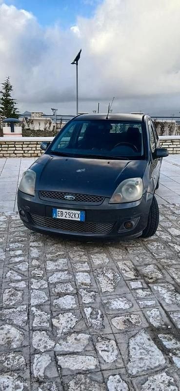 Usata Ford Fiesta 70 CV (51 kW) 2008 Grigio Utilitaria