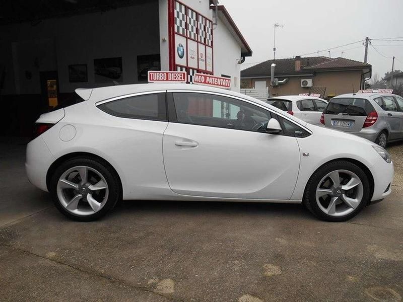 Occasion Opel Astra GTC Cosmo 110 ch (80 kW) 2015 Blanc Berline