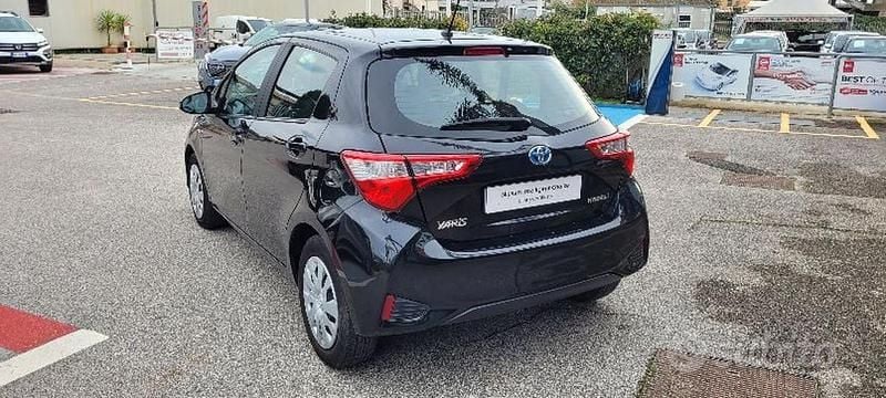 Usata Toyota Yaris Hybrid Active 101 CV (74 kW) 2018 Nero Berlina