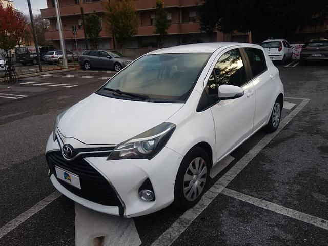 Usata Toyota Yaris Lounge 69 CV (50 kW) 2015 Bianco Utilitaria
