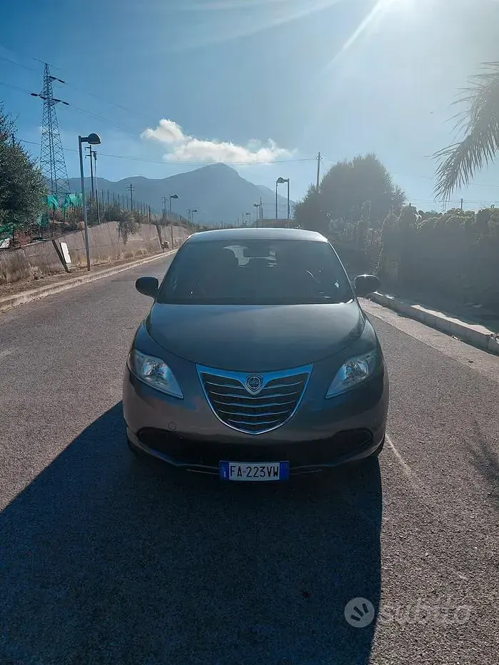 Usata Lancia Ypsilon Gold 69 CV (50 kW) 2016 Grigio Utilitaria