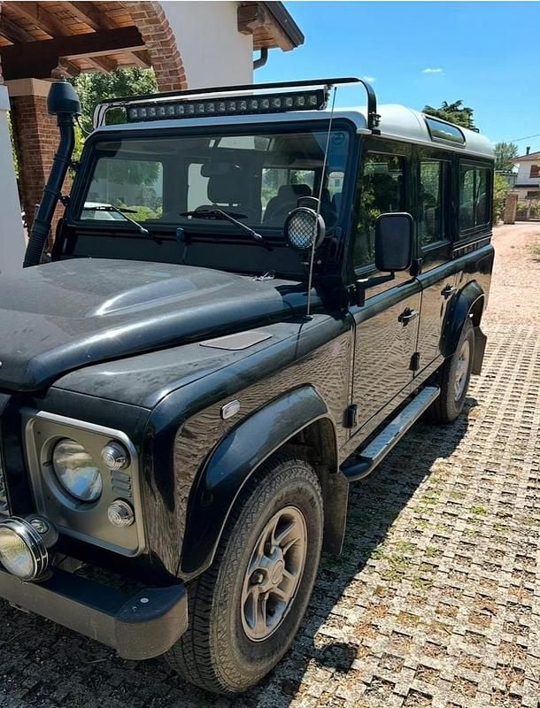 Usado Land Rover Defender SE 122 CV (89 kW) 2011 Negro Familiar