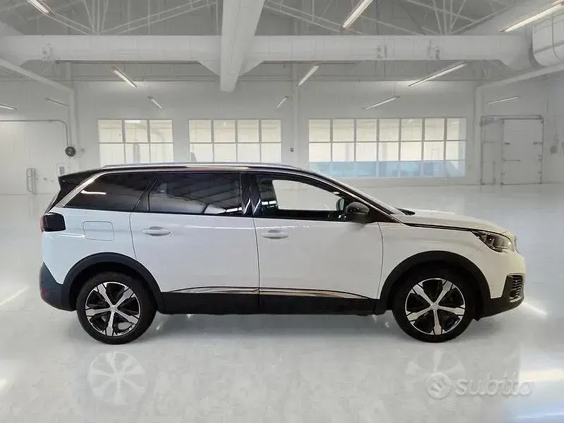 Usado Peugeot 5008 Allure 130 CV (95 kW) 2019 Blanco SUV