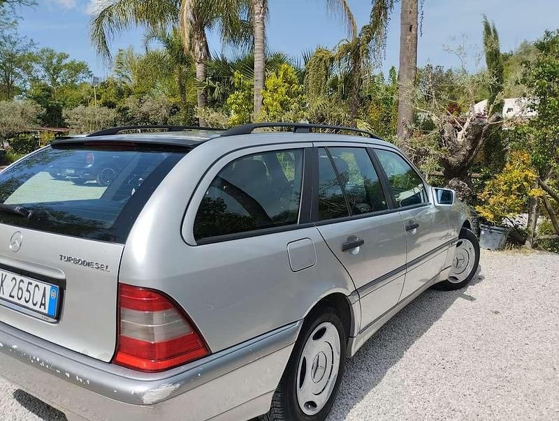 Usata Mercedes C250 Classic 150 CV (110 kW) 2000 Argento Station wagon