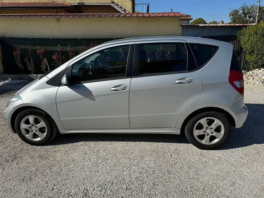 Usata Mercedes A180 Elegance 109 CV (80 kW) 2011 Argento Utilitaria