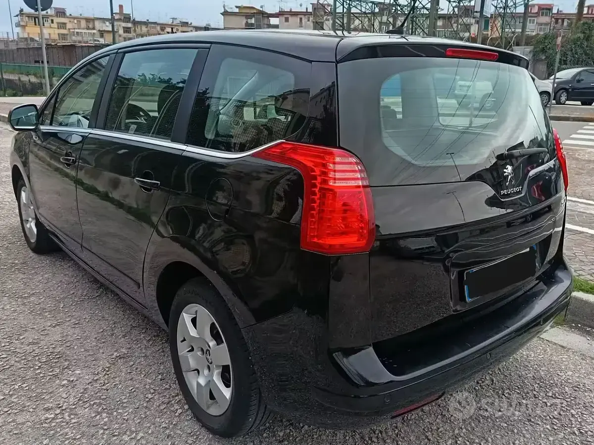 Usata Peugeot 5008 115 CV (84 kW) 2015 Nero Monovolume