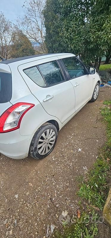 Begagnad Suzuki Swift 2010 Vit Halvkombi