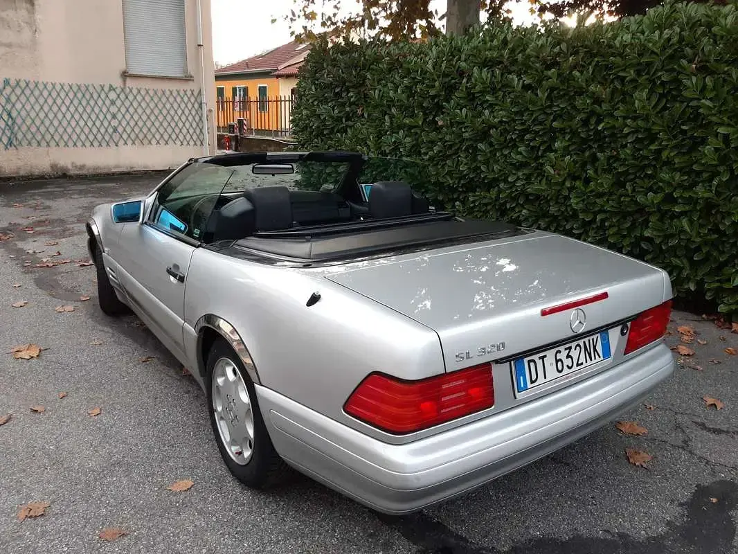 Usata Mercedes SL320 231 CV (169 kW) 1998 Argento Cabrio