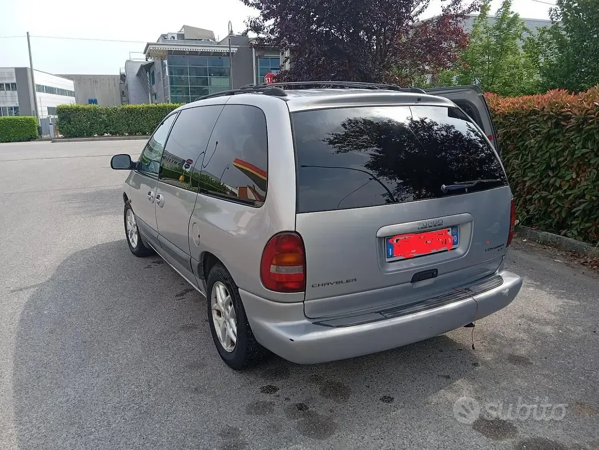 Usata Chrysler Voyager 116 CV (85 kW) 2000 Grigio Monovolume