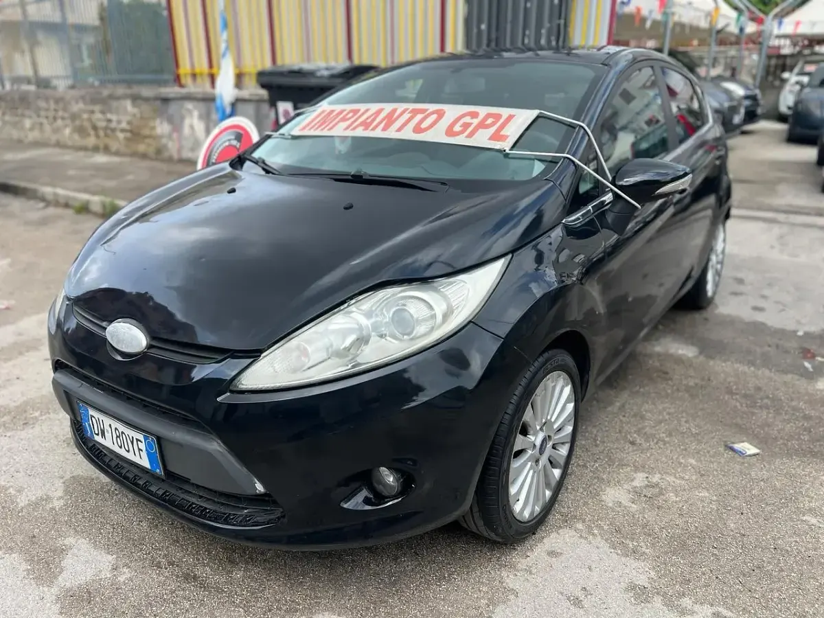 Usata Ford Fiesta 92 CV (67 kW) 2010 Nero Berlina