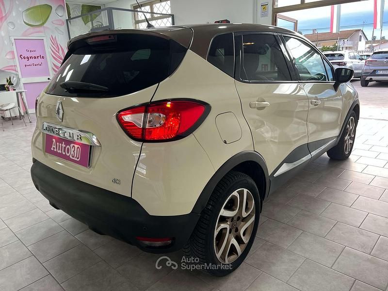 Usado Renault Captur Iconic 110 CV (80 kW) 2016 Beige SUV
