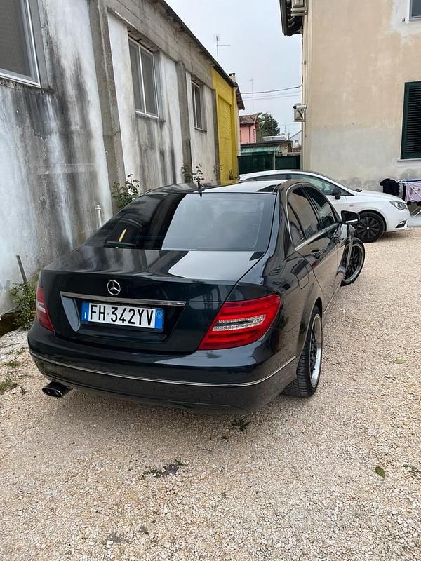 Usata Mercedes C200 Elegance 136 CV (100 kW) 2012 Nero Berlina