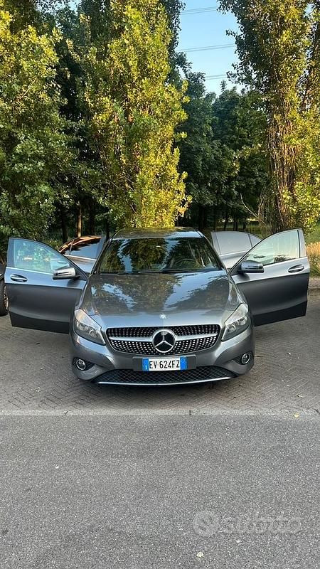 Usata Mercedes A180 122 CV (89 kW) 2012 Grigio Berlina