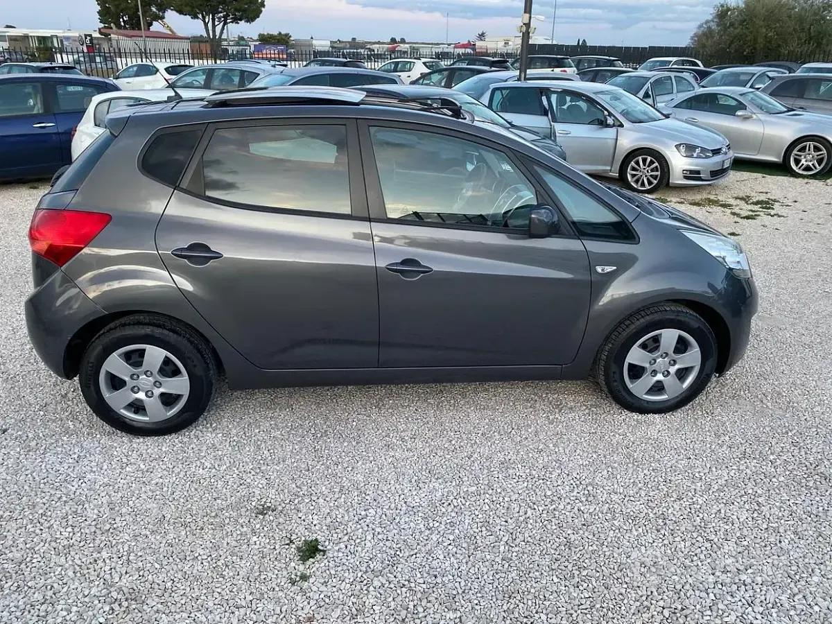 Usata Kia Venga 90 CV (66 kW) 2011 Grigio Utilitaria