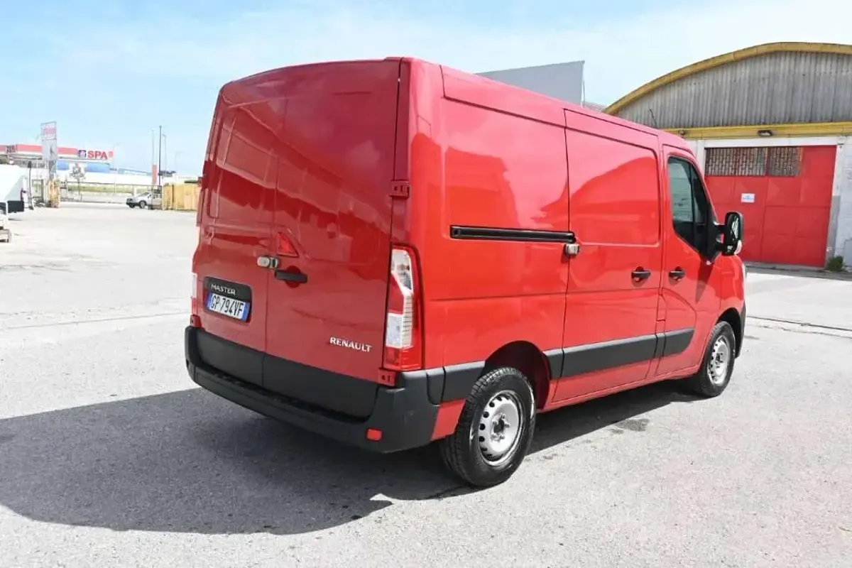 Usata Renault Master T28 135 CV (99 kW) 2023 Rosso Monovolume