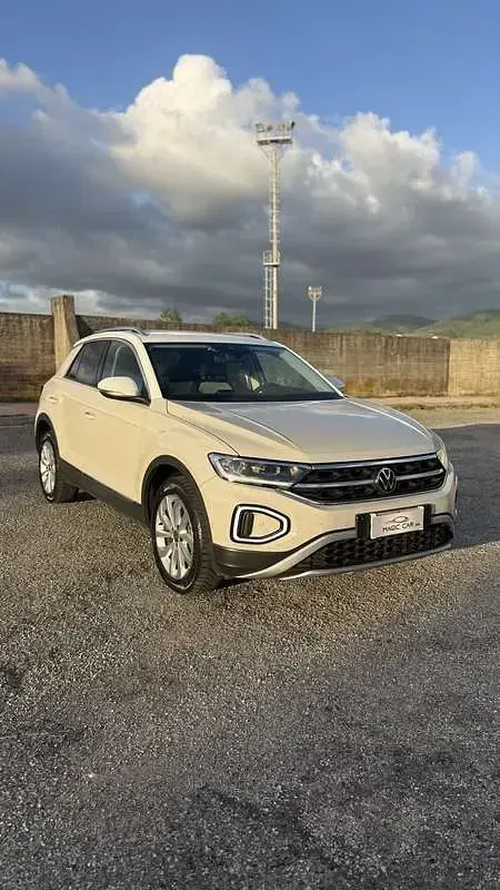 Usata VW T-Roc Style 150 CV (110 kW) 2022 Beige SUV
